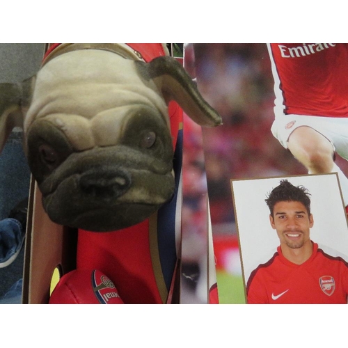 176 - A small quantity of vintage Arsenal football club collectables to include a nodding dog