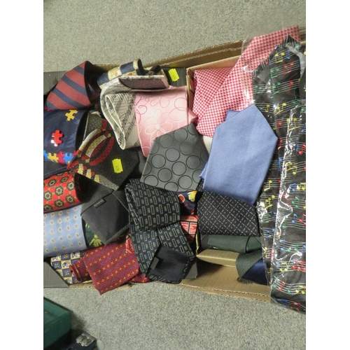 189 - A tray of assorted vintage ties