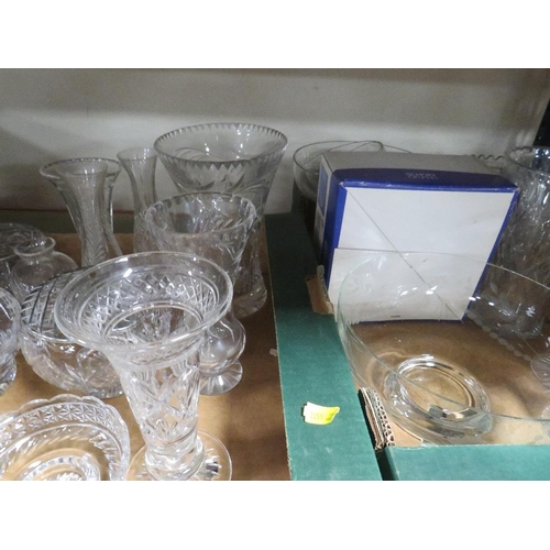 192 - Two trays of assorted glass ware to include crystal dishes