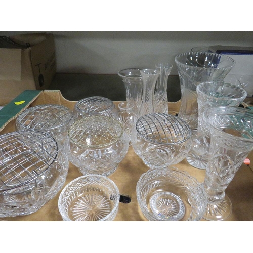 192 - Two trays of assorted glass ware to include crystal dishes