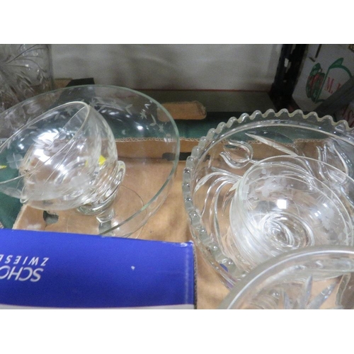 192 - Two trays of assorted glass ware to include crystal dishes