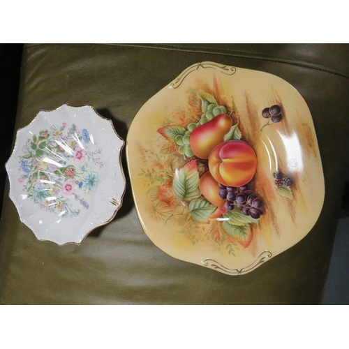 69 - A tray of assorted ceramics to include collectable teapots, Old Tuptonware cat etc