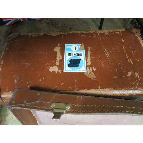 81 - An assortment of vintage luggage