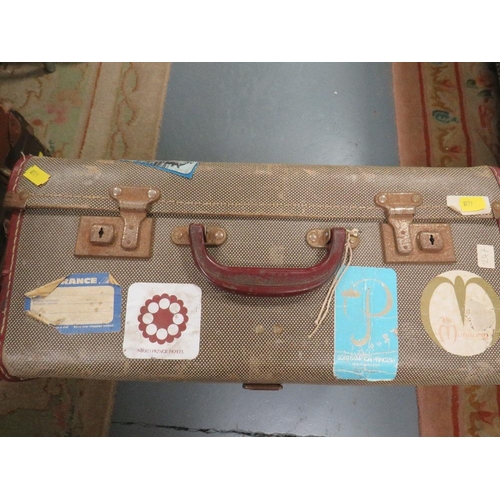 81 - An assortment of vintage luggage