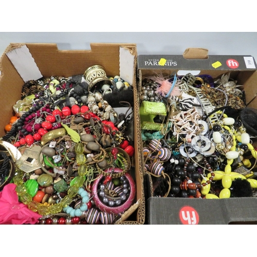 318 - Two small trays of assorted costume jewellery