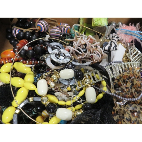 318 - Two small trays of assorted costume jewellery