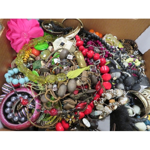 318 - Two small trays of assorted costume jewellery