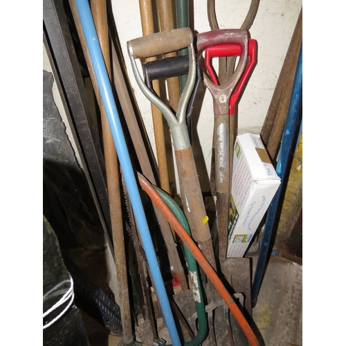 593 - A selection of garden tools