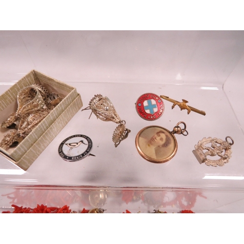 434 - A box of vintage jewellery including silver