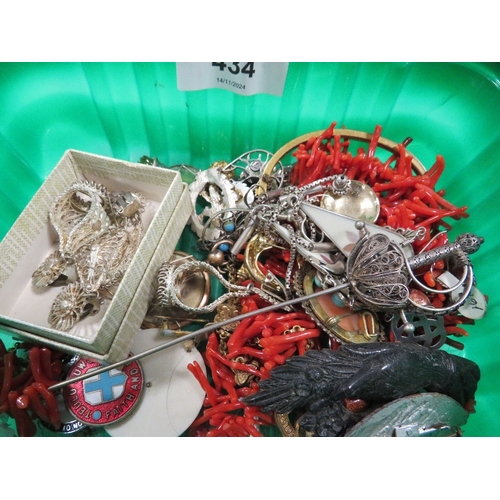 434 - A box of vintage jewellery including silver