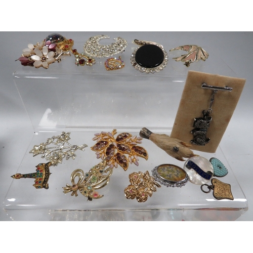 439 - A tray of assorted vintage brooches, costume jewellery etc