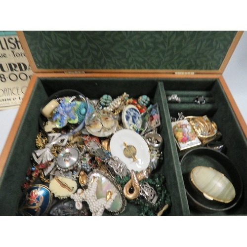 442 - A box of vintage costume jewellery to rings, brooches etc