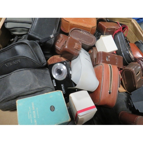 489 - Two trays of vintage cameras and accessories