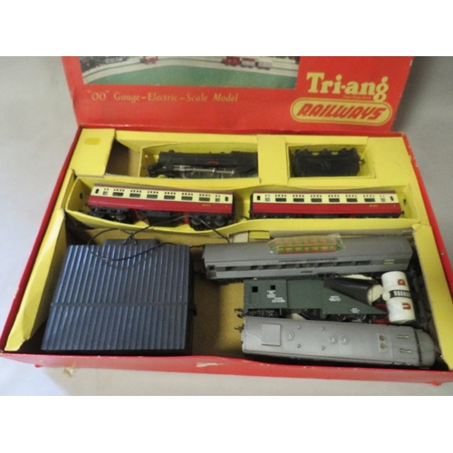 491 - A Triang boxed R1 passenger train