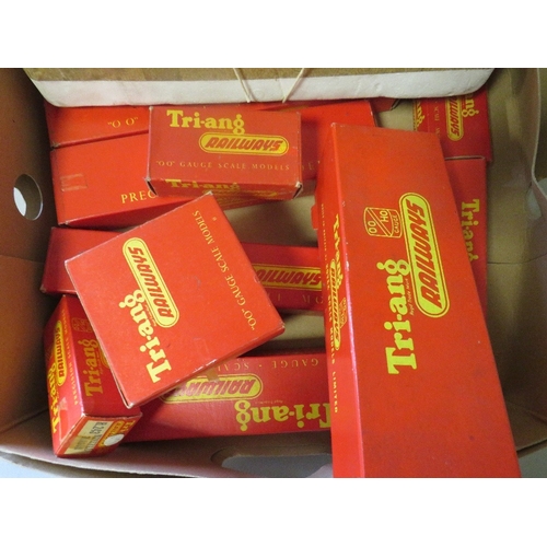 492 - A quantity of Triang boxed 00 gauge engines, tenders etc