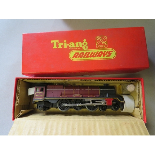 492 - A quantity of Triang boxed 00 gauge engines, tenders etc