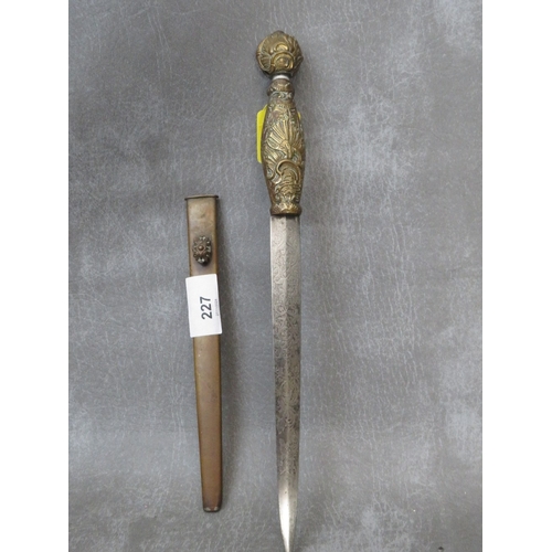 227 - AN ANTIQUE ITALIAN STILLETO DAGGER, with engraved blade, brass grip and scabbard