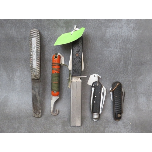 230 - A 1998 PARA CUT AWAY KNIFE, with US Para escape knife, two clasp type knives and a 1939 GPO knife (5... 