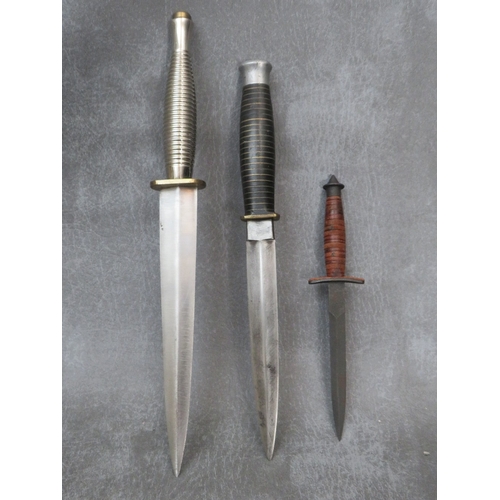 232 - A COMMANDO STYLE KNIFE, with silver coloured ribbed grip, a sample size fishtail knife and one other... 