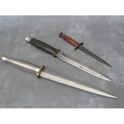 232 - A COMMANDO STYLE KNIFE, with silver coloured ribbed grip, a sample size fishtail knife and one other... 