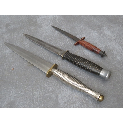 232 - A COMMANDO STYLE KNIFE, with silver coloured ribbed grip, a sample size fishtail knife and one other... 