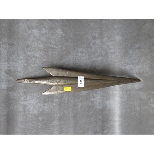 262 - AN ANTIQUE BLACKSMITHS MADE HARPOON TIP, of arrow form, with pointed tangs, the central rib with inc... 