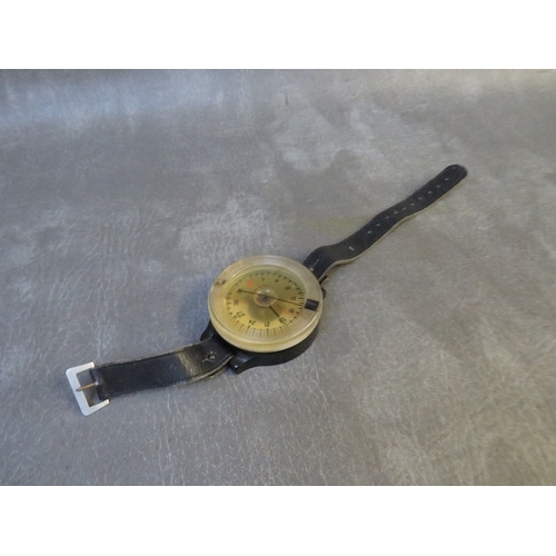 365 - A GERMAN LUFTWAFFE AK39 WRIST COMPASS, (Missing small tab to bezel), marked to back aK39 F1 23235-1,... 