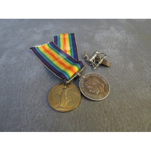 367 - WWI BRITISH WAR MEDAL AND VICTORY PAIR, named to 874 Gnr. E Hornsby R.A. and a cap badge