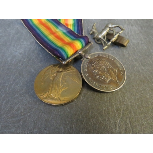 367 - WWI BRITISH WAR MEDAL AND VICTORY PAIR, named to 874 Gnr. E Hornsby R.A. and a cap badge