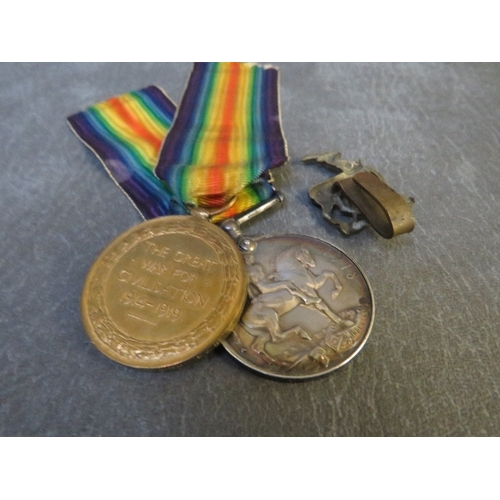 367 - WWI BRITISH WAR MEDAL AND VICTORY PAIR, named to 874 Gnr. E Hornsby R.A. and a cap badge