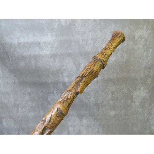 1090 - A VINTAGE CARVED WOODEN ETHNIC WALKING STICK, L 85 cm