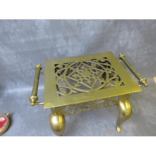 865 - A HEAVY BRASS VINTAGE FOOTMAN, with twin handles and raised on shaped supports, H 30 cm, W 46 cm