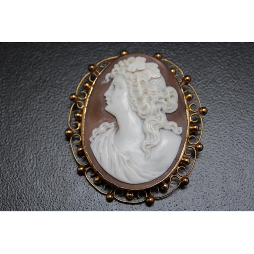 645 - A LARGE 9CT GOLD MOUNTED CAMEO BROOCH, H 5.5 cm