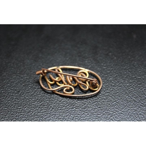 646 - A 9CT GOLD WIREWORK 'BABY' BROOCH, approx weight 3.1g, W 3.25 cm