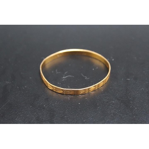 653 - A YELLOW METAL BABY'S BANGLE, stamped PJ21, approx weight 6.8g, Dia 5 cm