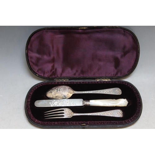 847 - A HALLMARKED SILVER THREE PIECE CHRISTENING SET BY GEORGE MAUDSLEY JACKSON - LONDON 1890, consisting... 