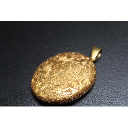 632 - A HALLMARKED 18 CARAT GOLD LOCKET, with chased engraved decoration throughout, vacant cartouche and ... 