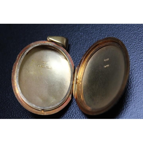 632 - A HALLMARKED 18 CARAT GOLD LOCKET, with chased engraved decoration throughout, vacant cartouche and ... 