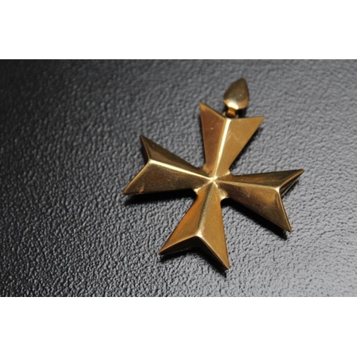 667 - A CONTINENTAL GOLD MALTESE CROSS STYLE PENDANT, stamped C18, approx weight 6.4g, H 4.5g