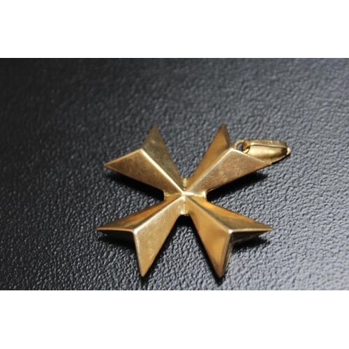 667 - A CONTINENTAL GOLD MALTESE CROSS STYLE PENDANT, stamped C18, approx weight 6.4g, H 4.5g