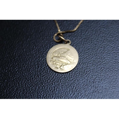 677 - A HALLMARKED 18CT GOLD CHAIN TOGETHER WITH A GOLD ST CHISTOPHER PENDANT,  stamped 750, approx combin... 