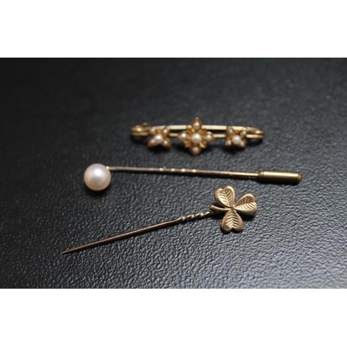 685 - A HALLMARKED 9 CARAT GOLD SHAMROCK STICK PIN, together with a pearl example and an unmarked yellow m... 