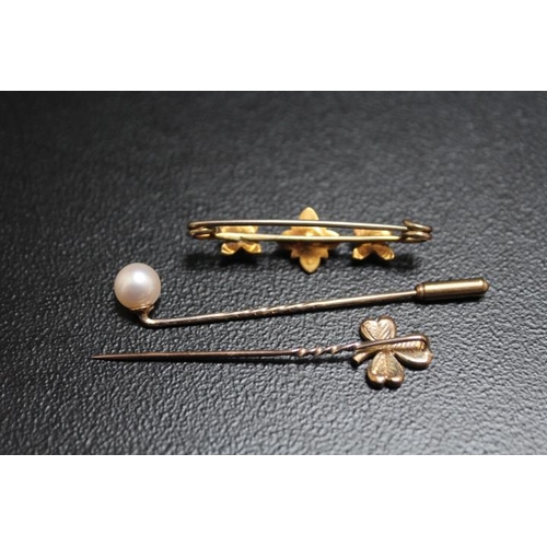 685 - A HALLMARKED 9 CARAT GOLD SHAMROCK STICK PIN, together with a pearl example and an unmarked yellow m... 