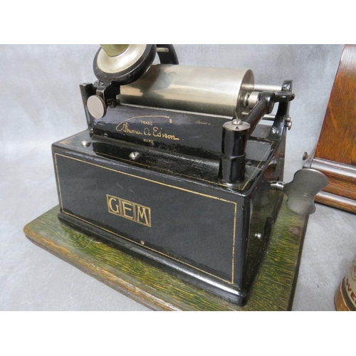 1121 - AN EARLY 20TH CENTURY EDISON GEM PHONOGRAPH IN AN ORIGINAL OAK CASE, with tin horn and one cylinder ... 