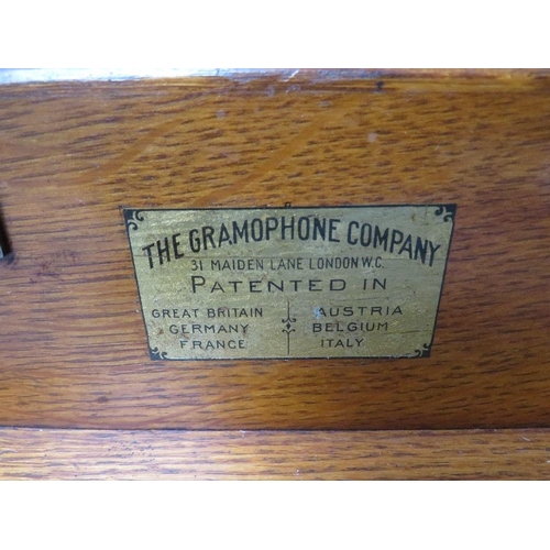 1122 - A SMALL VINTAGE 'THE GRAMAPHONE COMPANY' GRAMAPHONE