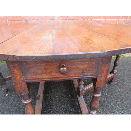 1171 - AN EARLY 19TH CENTURY OAK DROPLEAF GATELEG TABLE, having two frieze drawers, raised on turned suppor... 