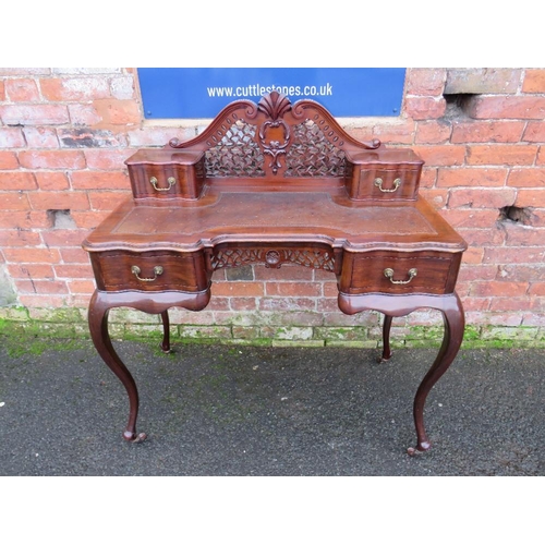 1167 - A LATE 19TH CENTURY MAHOGANY LADIES WRITING DESK, having a shaped inset leather writing surface, car... 