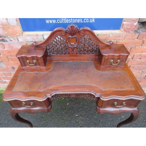 1167 - A LATE 19TH CENTURY MAHOGANY LADIES WRITING DESK, having a shaped inset leather writing surface, car... 