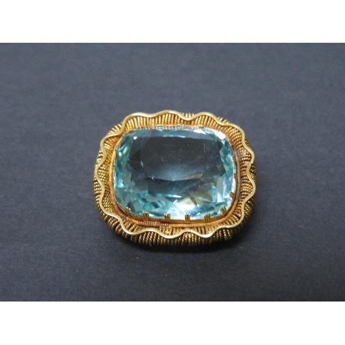 689 - AN ANTIQUE AQUAMARINE SINGLE STONE SET YELLOW METAL PENDANT, stone approx. 20 crats, set in a wire a... 