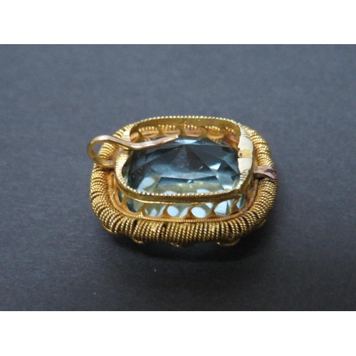 689 - AN ANTIQUE AQUAMARINE SINGLE STONE SET YELLOW METAL PENDANT, stone approx. 20 crats, set in a wire a... 